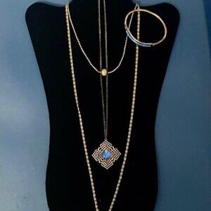 Costume jewelry set in gold tone and blue